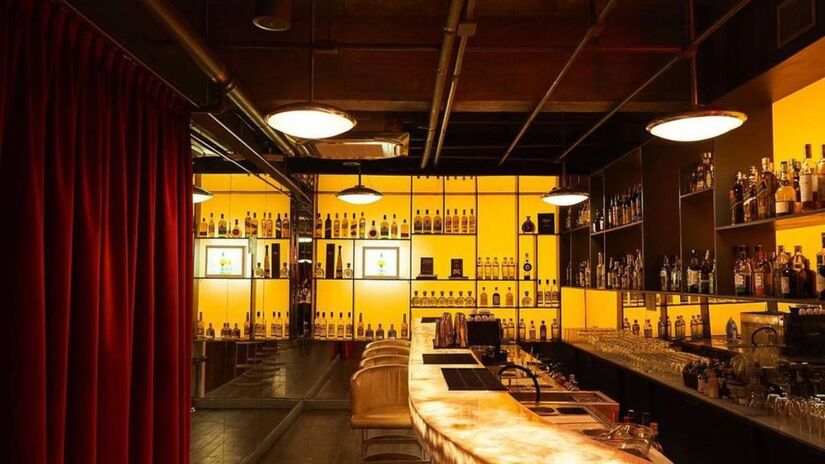 Bar do Cofre Subastor: luxo e história no farol santander

Dentro do antigo cofre de um banco, no subsolo do Farol Santander, está um dos bares mais elegantes da cidade. O SubAstor mantém o charme original do local, com portas de aço e iluminação intimista. No cardápio, drinques artesanais e petiscos sofisticados garantem uma noite inesquecível.

 Terça a domingo (horários variados)
 Rua João Brícola, 24  Centro Histórico

Foto: Divulgação