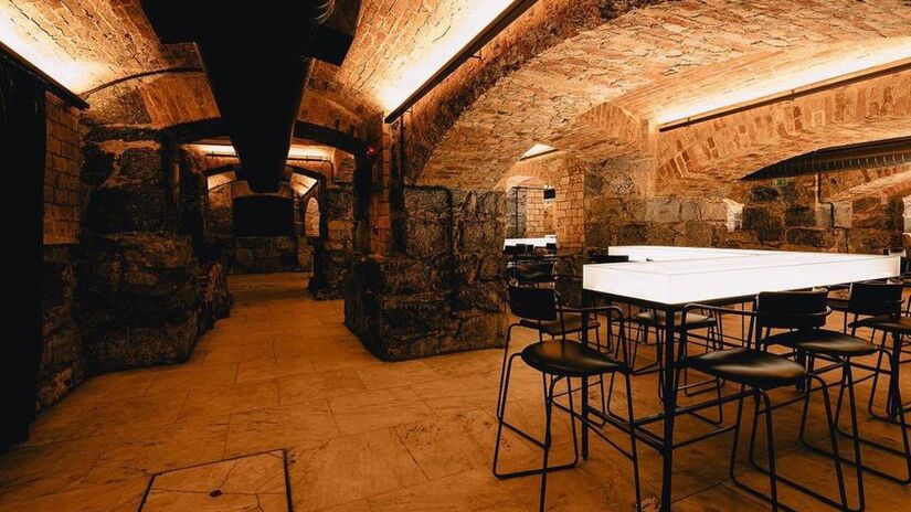 Bar dos Arcos: drinques e mistério sob o theatro municipal

Nos corredores subterrâneos do Theatro Municipal, o Bar dos Arcos encanta quem busca um programa diferente. O ambiente mistura história e design, com paredes de tijolos à vista e iluminação suave. Inspirado em "O Iluminado", de Kubrick, o bar tem coquetéis autorais e pratos para todos os gostos  de veganos a carnívoros.

 Terça a sábado, das 18h à 1h (varia conforme o dia)
 Praça Ramos de Azevedo, s/n  República

Foto: Divulgação