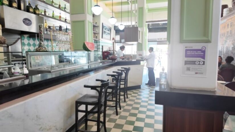 Essas histórias se misturam ao ambiente simples e acolhedor, onde o tempo parece andar mais devagar.
Entre os personagens que dão vida ao local está Vavá do Bixiga, garçom da casa há mais de 40 anos e uma verdadeira memória viva do Guanabara. 