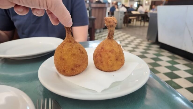 Além das histórias, o Guanabara também é conhecido pela culinária tradicional. O cardápio reúne pratos clássicos como parmegiana, picanha na brasa e feijoada, mas o destaque é a famosa coxa creme, carro-chefe da casa há décadas. 