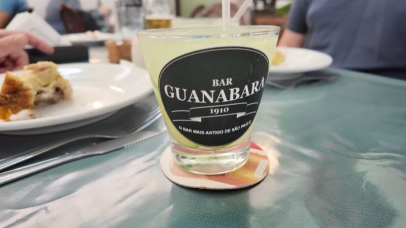 Para acompanhar, há chope bem tirado, sucos naturais e uma seleção de drinks, incluindo opções sem álcool.
Um novo capítulo sem perder a essência. Fotos: Reprodução/YT/Pirro Sabores pelo Mundo