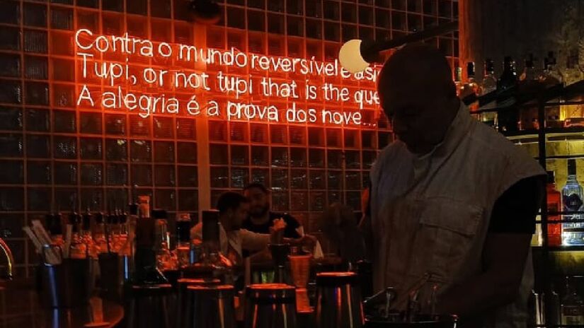 No térreo o bar conta um uma bancada circular. Imagem: divulgação/Instragram rivierabarsp