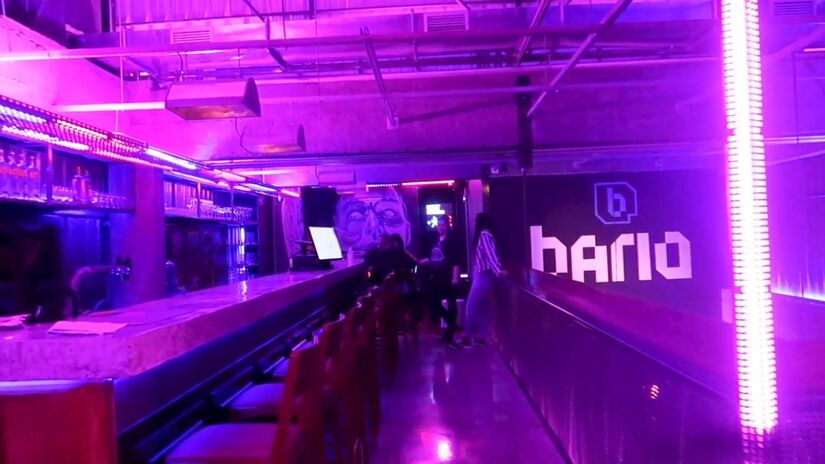 O ambiente também oferece apresentações de bandas de rock e pop rock, além de sessões de stand-up, tornando o espaço uma opção completa para um happy hour ou encontro entre amigos.