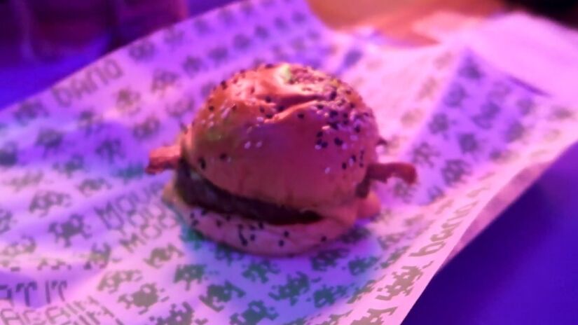 Além do salão de jogos, o Bario Bar tem menu com porções, lanches (incluindo o Bario Burger) e carta de sucos, chopes, cervejas e drinks autorais. Fotos: Reprodução/YT/Estruturando Ideias
