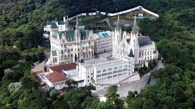 A Basílica Nossa Senhora do Rosário  Caieiras também foi construída pelo mesmo grupo, e é mais imponente. Imagem: Reprodução Youtube Drone Sampa