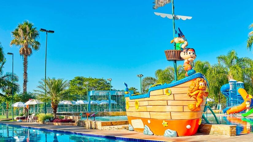 Bourbon Resort Atibaia: na parte de fora, outra piscina possui brinquedos temáticos da Turma da Mônica. O complexo complementa a diversão com piscinas climatizadas ao ar livre e uma piscina coberta e aquecida. Foto: Divulgação