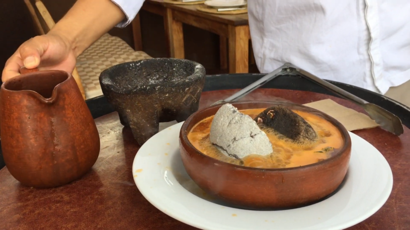 O nome do prato vem de uma técnica culinária muito utilizada por povos originários (Reprodução YouTube/Alberto A. Verastegui)