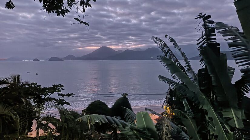 Na ilha é possível fazer uma trilha de 3 km em meio a mata atlântica conservada (Foto: Josefito123/Wikimedia Commons)