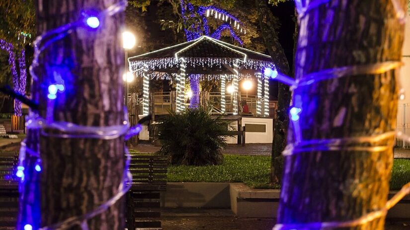 Todos os anos, a Praça Rubião Júnior, um dos principais cartões-postais de Botucatu, recebe o evento Botucatu Encantado (Foto: Aline Zaninella/Wikimedia Commons)