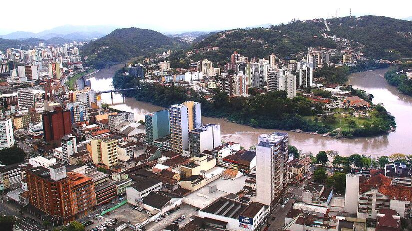 Cidade é uma das maiores do seu estado. Imagem: charles242/Wikimedia Commons