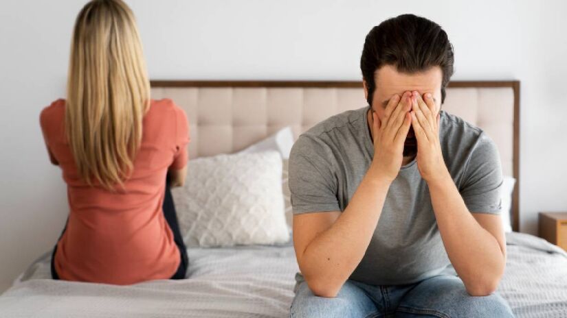 O comportamento dos amigos pode indicar uma traição. Estudos sugerem que quem possui muitos amigos que traem tende a aceitar mais fácil esse comportamento do que outros | Freepik