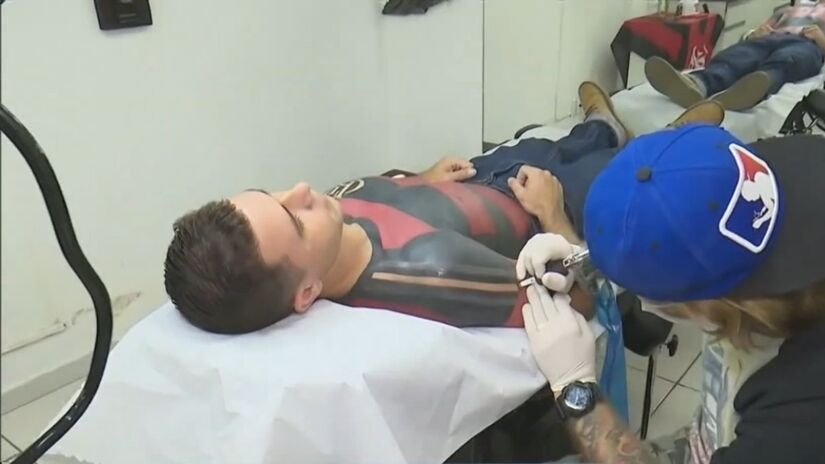 O torcedor gastaria cerca de R$ 15 mil para tatuar a camisa do Flamengo no corpo todo, mas conseguiu parcerias