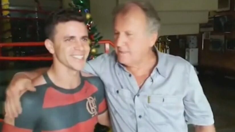 Além das listras rubro-negras, o torcedor eternizou o autógrafo de Zico na pele
