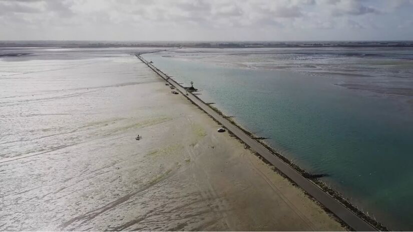 Mesmo com o risco, moradores ainda usam o caminho para chegar à ilha de Noirmoutier