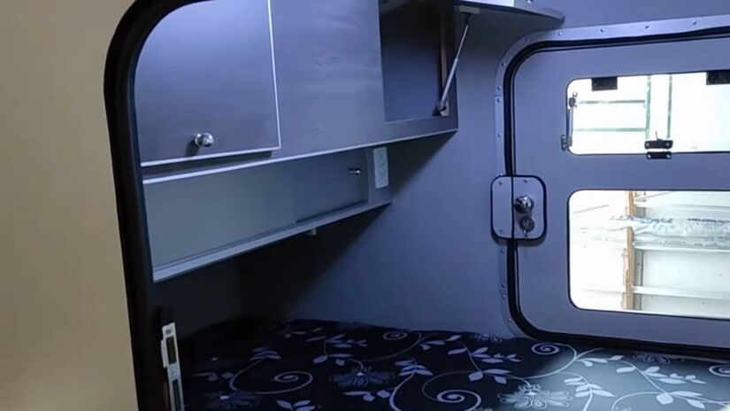 Dentro do camper, há espaço para cama, compartimentos e até uma pequena cozinha (Foto ilustrativa/Reprodução/Youtube)