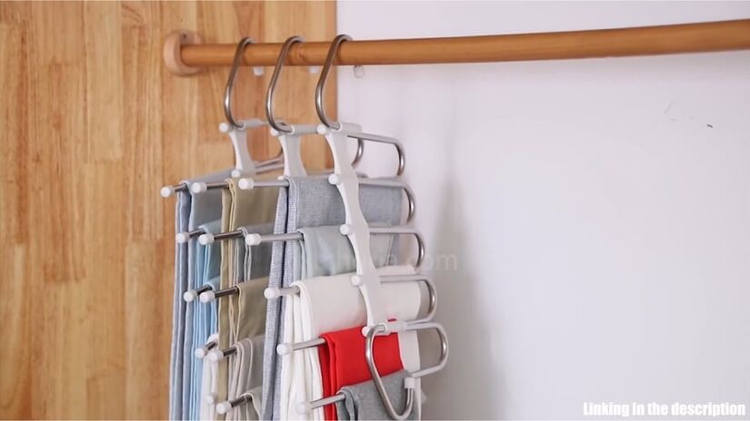 Uma das grandes vantagens do novo tipo de cabide é que ele permite organizar as roupas por categoria