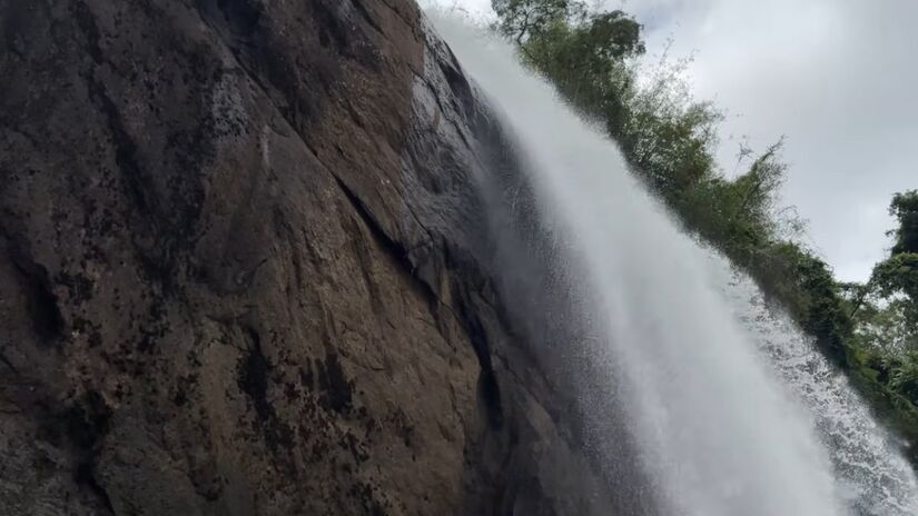 A atração oferece estrutura completa e atividades como rapel e tirolesa para os visitantes (Fotos: Reprodução/Youtube)