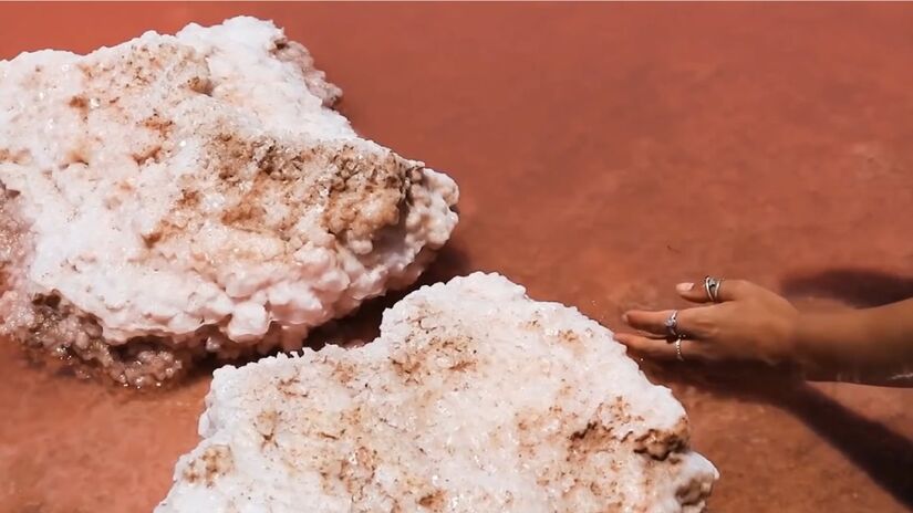 Apesar da beleza, especialistas recomendam que não hajam mergulhos (Fotos: Reprodução/Youtube)