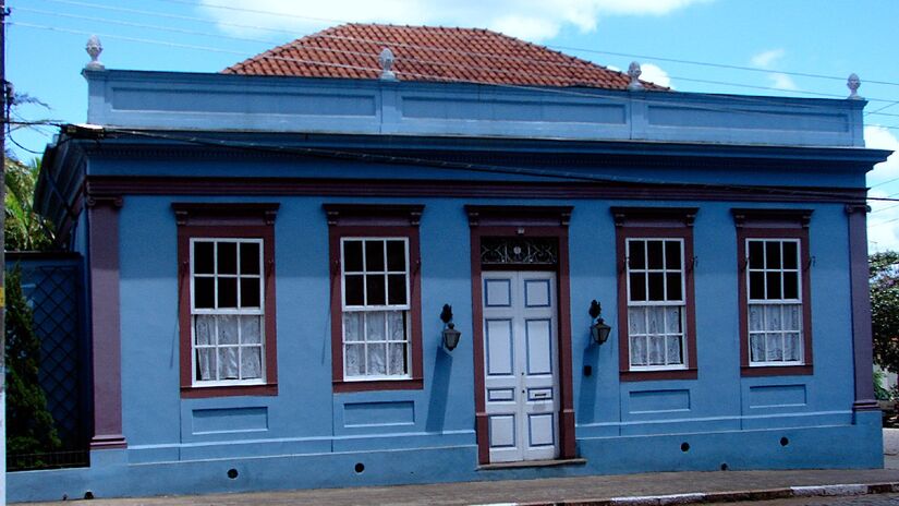Cidade também possui casarões históricos. Imagem: Zimbres/Wikimedia Commons