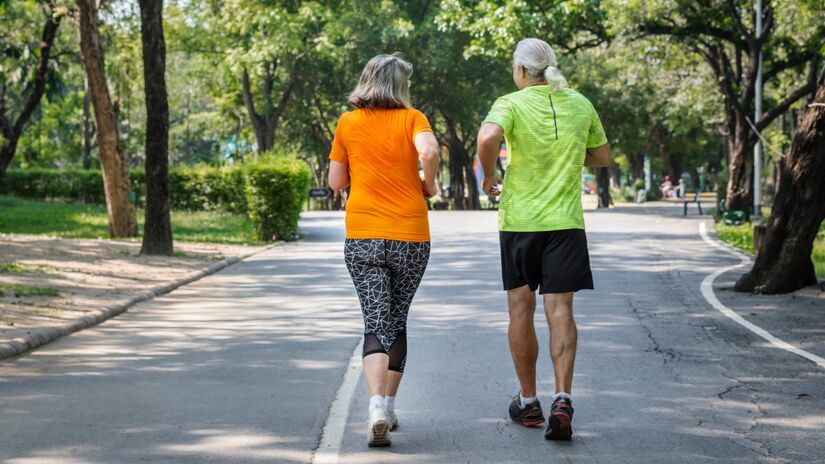 Especialista revela que caminhadas regulares podem ajudar a eliminar barriga