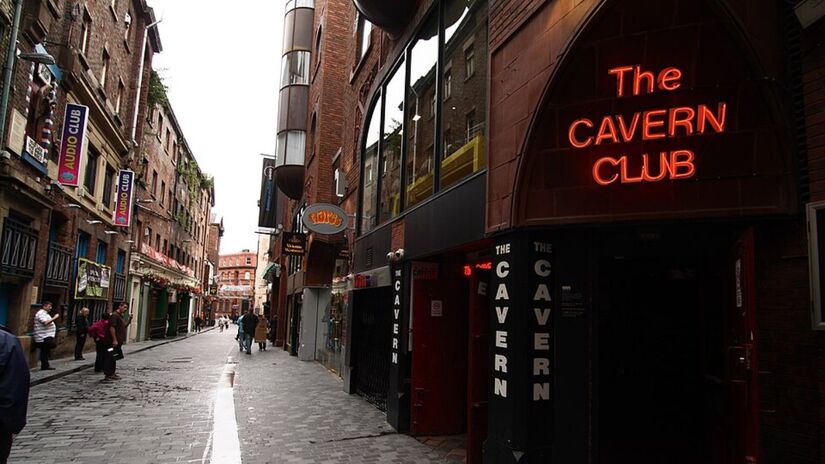Inaugurado em 1957 em Liverpool, Cavern Club ficou conhecido por receber shows de artistas que marcaram a história da música / Foto: spaztacular/Wikimedia Commons