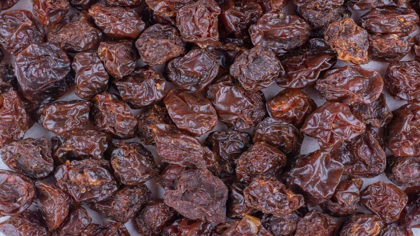 As tâmaras são frutas provenientes de espécies de tamareiras nativas do Sudeste Asiático, cultivadas há milhares de anos por diversas civilizações
