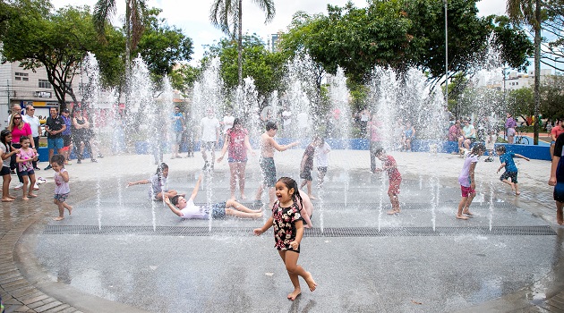 O primeiro chafariz interativo da região foi inaugurado em 2022, na Praça dos Imigrantes, localizada na avenida Presidente Kennedy. Foto: Divulgação/PMSCS