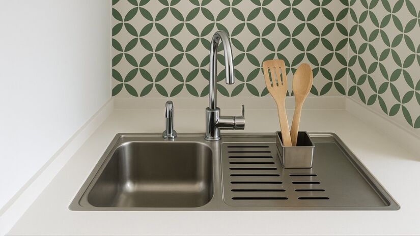 Feita sob medida e integrada ao design, ela une praticidade, higiene e um toque moderno na decoração (Fotos: Geradas por IA)