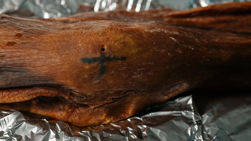 Ötzi, o "Homem do Gelo", viveu há cerca de 5 mil anos e é considerado o primeiro tatuado do mundo (Imagem ilustrativa gerada por IA)