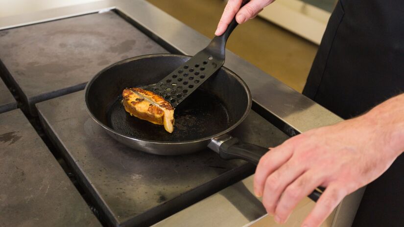Para quem não quer ou não pode comprar uma frigideira elétrica, aqui vão outras dicas para não deixar os alimentos grudarem no fundo da panela:

Pré-aqueça a panela e o óleo: coloque a panela vazia em fogo médio-alto por alguns minutos para que ela aqueça uniformemente. Em seguida, adicione o óleo ou a manteiga e espere que ele aqueça. Ele deve se espalhar facilmente pela superfície.
