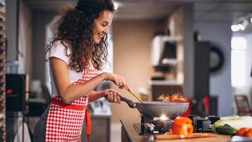 Ajuste a temperatura: se você vir bolhas de água "passeando" pela panela sem evaporar de imediato, a temperatura está correta. Se formar uma única bolha grande que some rapidamente, a panela está quente demais. Reduza o fogo e espere esfriar um pouco.