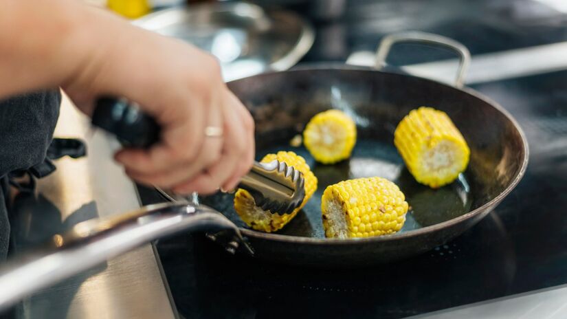Não mexa no alimento logo no início: deixe o alimento cozinhar até que ele se solte sozinho. Mexer prematuramente pode fazer com que ele grude e quebre. Fotos: Freepik