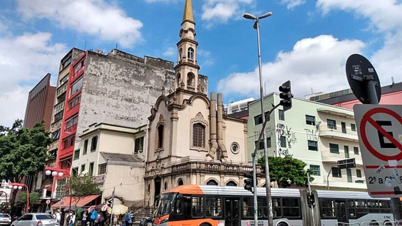 Reza a lenda que o altar da Igreja Santa Cruz das Almas dos Enforcados encontra-se exatamente no local em que pessoas eram enforcadas do "Largo da Forca". 