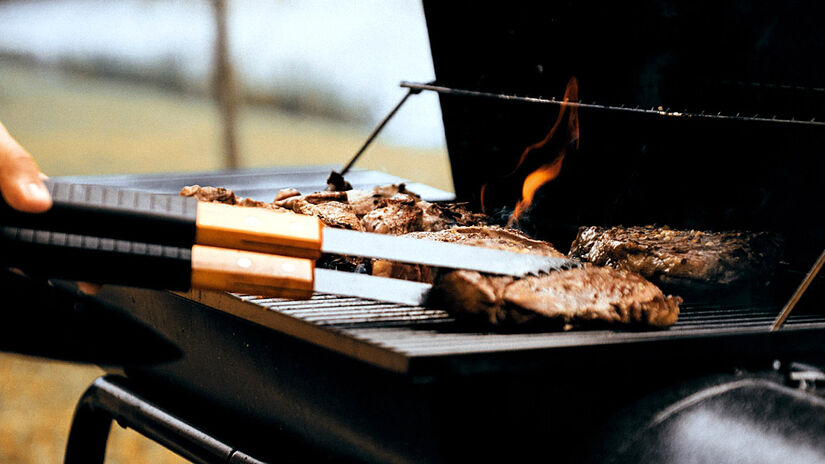 Esta combinação, se utilizada da melhor maneira, cria um tempero equilibrado e aromático, que deixa a carne mais protagonista, sem perder o gosto original para os amantes do churrasco tradicional - (Aral Tasher/Unsplash)