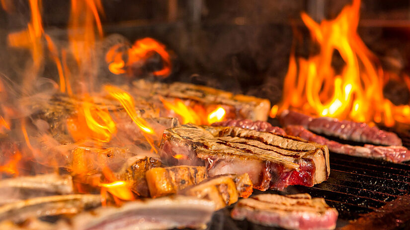 Há duas maneiras mais famosas para utilizar o chimichurri durante o churrasco: a marinada e a como molho de acompanhamento - (Azerbaijan stockers/Freepik)