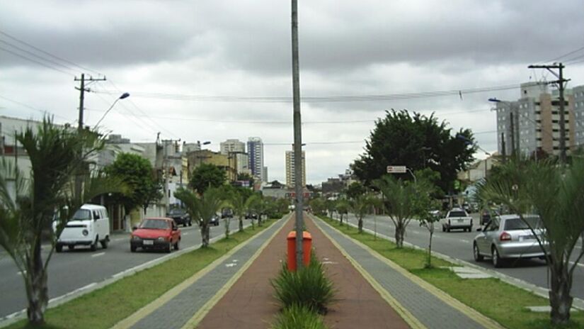 Cidade também possui ciclovias. Imagem: Ulamm/Wikimedia Commons
