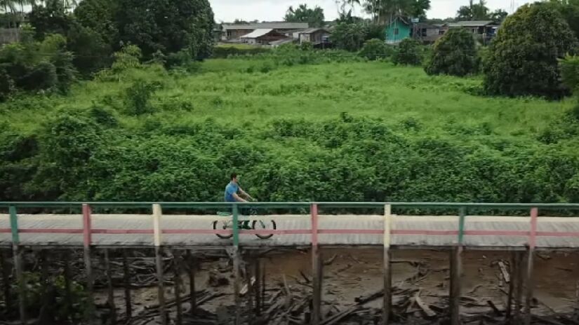 O cenário sonoro de Afuá é feito de pedais, pois a proibição de veículos motorizados garante que a bicicleta seja o 'coração da mobilidade local' - (Reprodução/YouTube)