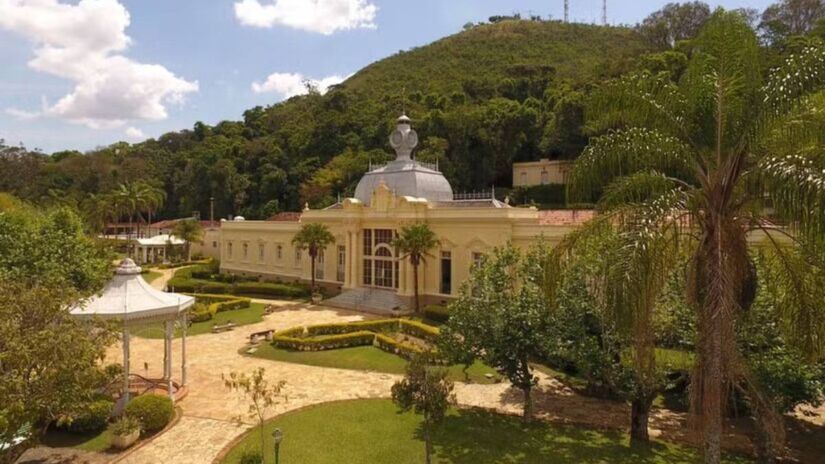 Visitantes se encantam com a paisagem, a tradição local e o bem-estar proporcionado pelas águas borbulhantes (Foto: Divulgação)