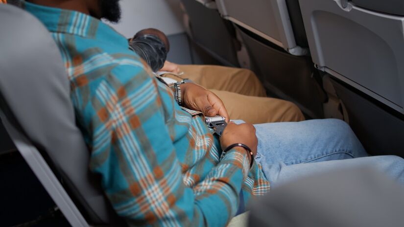 Especialistas afirmam que o simples hábito também ajuda a reduzir o risco de trombose e tornar a viagem muito mais confortável (Fotos: Freepik)