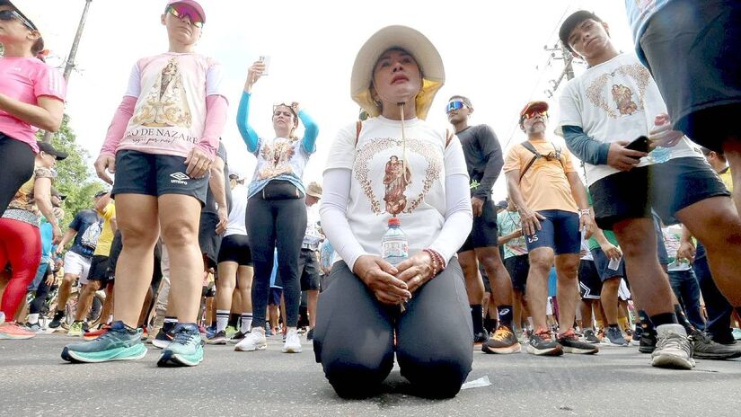 Durante o percurso, várias pessoas pagavam promessas para agradecer ou pedir uma bênção para Nossa Senhora - (Alex Ribeiro/Ag. Pará)