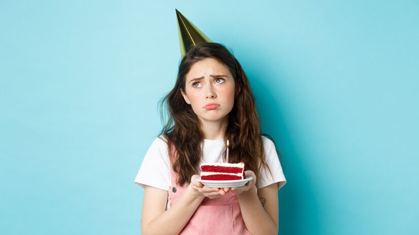 Ansiedade social e depressão costumam potencializar o incômodo. Em quadros ansiosos, a exposição e a interação intensa esgotam. Em momentos depressivos, a pressão por "parecer bem" contrasta com o humor rebaixado. Evitar a celebração vira proteção emocional legítima.