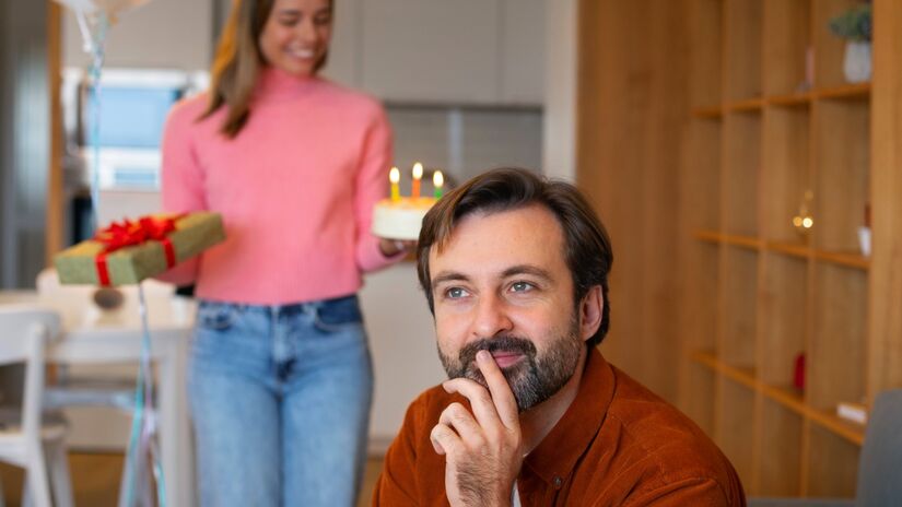 Falar abertamente sobre a preferência reduz ruídos e alivia a sensação de que "estou decepcionando os outros". Combinar expectativas com antecedência evita constrangimentos e permite gestos de carinho mais alinhados ao que a pessoa deseja. Fotos: Freepik