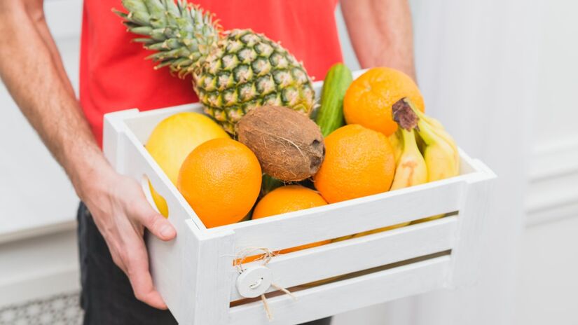 Para evitar cãibras, aumente o consumo de alimentos ricos em potássio, magnésio e cálcio. Aumentar a ingestão de líquidos, especialmente água, também é fundamental para a prevenção. 

Alimentos ricos em potássio: Banana, abacate, água de coco, melão, melancia, batata, batata-doce, abóbora, laticínios e peixes.  