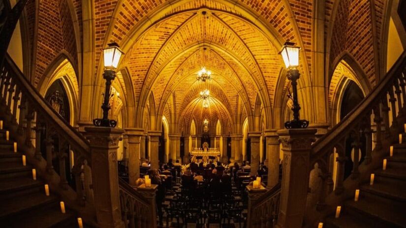 Cripta da Catedral da Sé: história sob os pés da cidade

A cripta da Catedral da Sé é um verdadeiro mergulho no passado. No local, estão os restos mortais de bispos e figuras importantes da história de São Paulo. O espaço, inaugurado junto com a catedral, combina religiosidade e arte, com túmulos ornamentados e esculturas. Hoje, também recebe concertos à luz de velas, que transformam o ambiente em um cenário quase místico.

 Segunda a sábado, das 9h30 às 16h; domingo, a partir das 12h
 R$ 10
 Praça da Sé, s/n  Sé

Foto: Wikimedia Commons