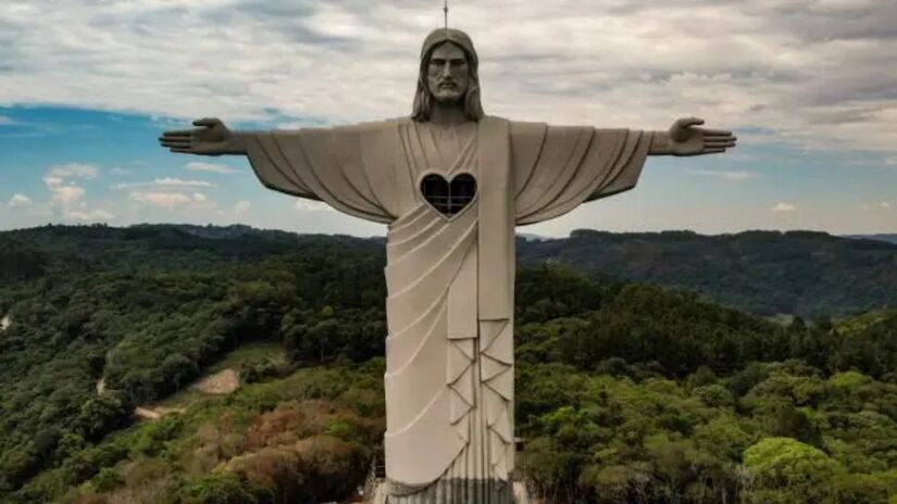 O maior Cristo do mundo não está no Rio, e sim em Encantado, no interior do Rio Grande do Sul (Foto: Reprodução/Prefeitura Municipal de Encantado)