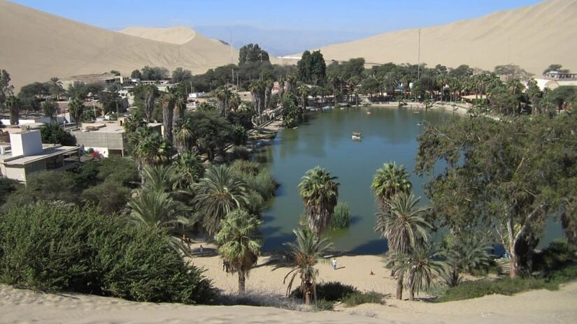 Entre dunas gigantes e uma lagoa verde, Huacachina encanta turistas com esportes radicais e cenários de tirar o fôlego no coração do deserto peruano (Foto: David Stanley/Wikimedia Commons)