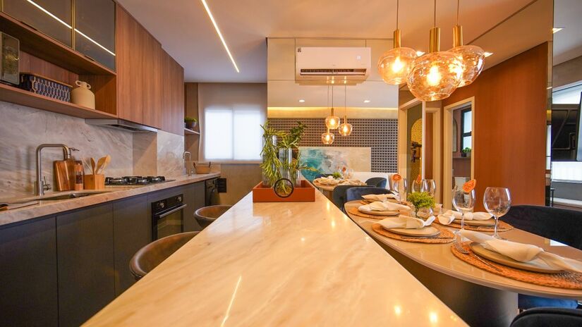 O estilo "natural chic" aposta em madeira, formas orgânicas, fibras, linho e uma cartela de tons terrosos