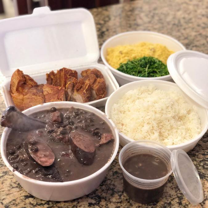 Restaurante Tia Lourdes oferece comida brasileira tradicional, mas a feijoada e o 'torresmão' são as marcas fortes da casa. Também é possível pedir por aplicativos de delivery como iFood, Rappi e pelo próprio sistema do restaurante. / Divulgação