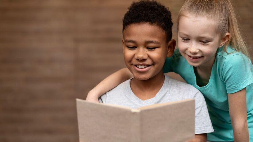 A leitura recreativa também tem um papel importante no fortalecimento da criatividade, da linguagem e da capacidade cognitiva (Fotos: Freepik)