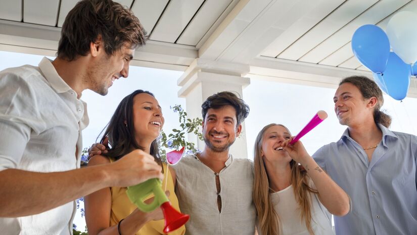 Mais do que uma moda passageira, a tendência reflete uma mudança de comportamento entre casais que buscam experiências significativas antes do casamento. 